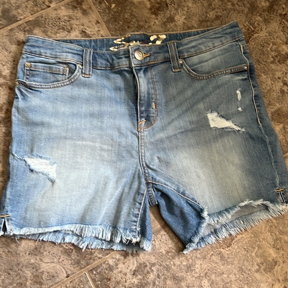 Seven7 Weekend Shorts - Picture 2 of 4